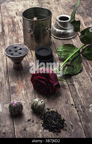 Details Wasserpfeife und trockene Elite-Teeblätter auf hölzernem Hintergrund. Das getönte Bild Stockfoto