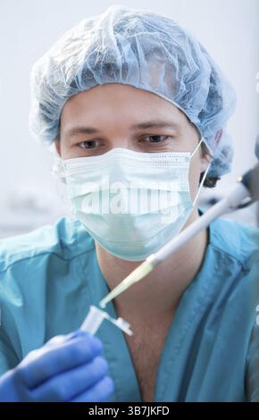 Wissenschaftler, der DNA-Test im modernen Labor macht Stockfoto