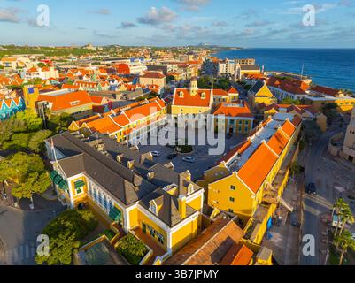 Das historische Stadtzentrum von Willemstad aus der Vogelperspektive einschließlich Fort Amsterdam in Punda in der Stadt Willemstad, Curacao. Das historische Willemstad ist ein UNESCO-Weltkulturerbe Stockfoto