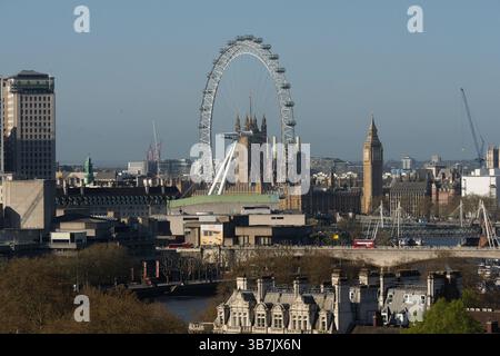 Blick auf die Skyline von London mit dem London Eye, Houses of Parliament und Big Ben. Touristen besuchen die berühmten Wahrzeichen. Stockfoto