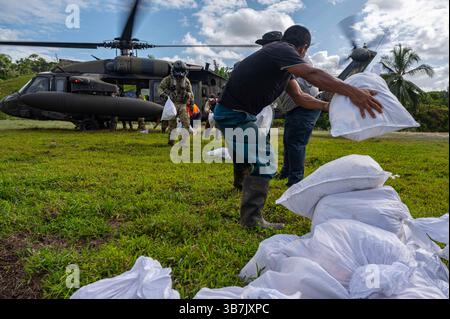 29. Februar 2024, Rambala, Panama: Soldaten der US-Armee und Zivilisten aus Panama entladen Nahrungsmittel und Baumaterial aus einem UH-60 Blackhawk Hubschrauber während der Übung PANAMAX, 29. Februar 2024 in der Nähe von Rambala, Panama, 29. Februar, 2024. während der Übung transportierte das 1-228th Aviation Regiment über 500 Tausend Pfund Ausrüstung einschließlich Nahrung und Vorräte sowie medizinisches Team, um die lokalen Bewohner zu versorgen. (Kreditbild: © Tsgt. Nick Erwin/US Army/Planet Pix via ZUMA Press Wire) Stockfoto