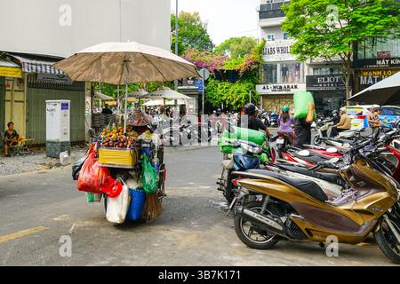 Ho-Chi-Minh-Stadt, Vietnam, 16. März 2025: Hersteller eines Motorrads mit allen Waren und Ausrüstungen Stockfoto