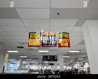 2. Mai 2025: Newmarket, Ontario, Kanada: Ladenschluss, während der Liq-Zeit hängen Schilder von der Decke im Kaufhaus Hudson's Bay Stockfoto