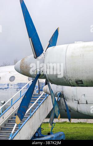 Altes Vintage-Turboprop-Flugzeug mit blauen Propellerblättern Stockfoto