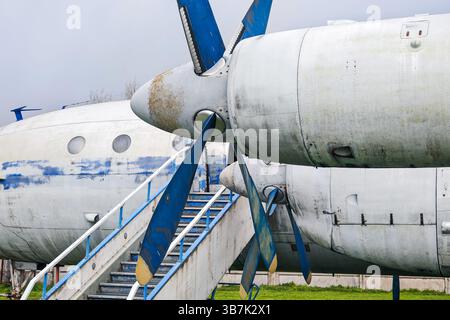 Altes Vintage-Turboprop-Flugzeug mit blauen Propellerblättern Stockfoto