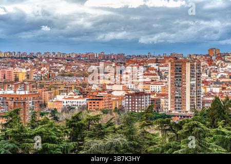Blick auf die dicht gepackten Wohngebäude von Madrid. Stockfoto