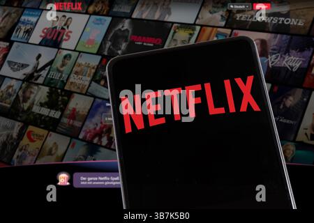 Stuttgart, Deutschland - 8. Februar 2025: Netflix-Logo-Website auf einem Mobiltelefon und Computerbildschirm in Stuttgart. Stockfoto