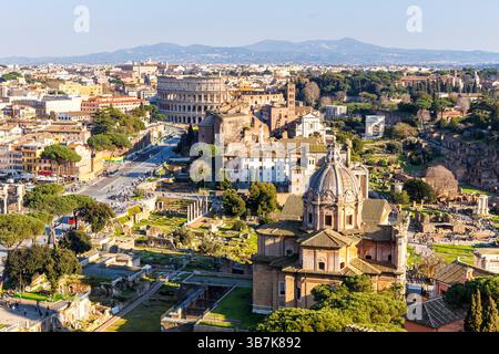 Skyline von Rom Forum Romanum und Kolosseum aus der Vogelperspektive alte Stadt historische Tempelruinen in Italien Stockfoto