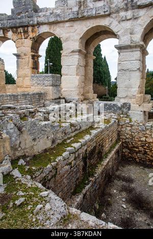 Die unteren Ebenen der Pula Arena in Istrien, Kroatien, eines der am besten erhaltenen römischen Amphitheater. Aus dem 1. Jahrhundert n. Chr Stockfoto