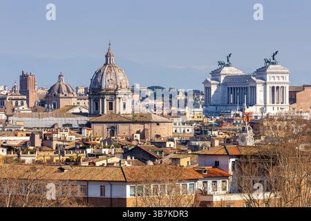 Die Skyline von Rom von oben mit Blick auf das Nationaldenkmal Victor Emmanuel II. In Italien Stockfoto