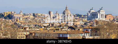Blick auf die Skyline von Rom von oben mit Panoramablick auf das Nationaldenkmal Victor Emmanuel II in Italien Stockfoto
