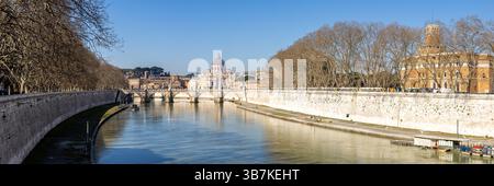 Die Skyline von Rom mit dem Petersdom im Vatikan Ponte Sant'Angelo Brücke über das Panorama des Tiber-Flusses in Italien Stockfoto