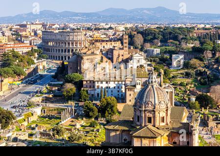 Skyline von Rom Forum Romanum und Kolosseum aus der Vogelperspektive alte Stadt historische Tempelruinen in Italien Stockfoto
