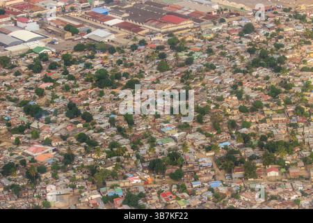 Blick aus der Vogelperspektive über ein armes dicht besiedeltes Wohngebiet in Maputo, Mosambik, Stockfoto