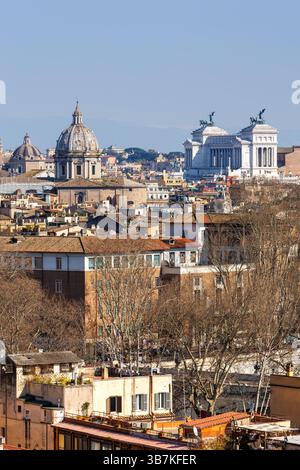 Skyline von Rom von oben mit Porträtformat des Nationaldenkmals Victor Emmanuel II. In Italien Stockfoto