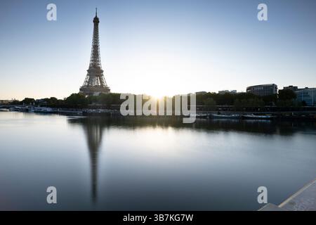 Blick auf den Eiffelturm mit sanftem Sonnenlicht auf der seine bei Sonnenaufgang in Paris, Frankreich. Stockfoto