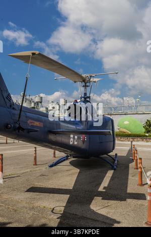 Seosan, Südkorea. 13. September 2020: Rückansicht des Hubschraubers Bell UH-1B im Seaside Park Stockfoto