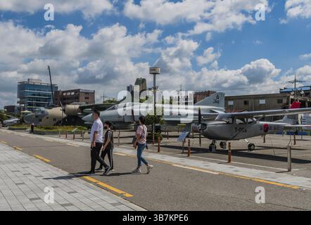 Seosan, Südkorea. 13. September 2020: Nicht identifizierte Menschen laufen vor Militärflugzeugen im Seaside Park Stockfoto