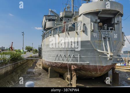 Seosan, Südkorea. 13. September 2020: Stillgelegtes Tanklandeschiff LST-676 im Seaside Park zu sehen Stockfoto