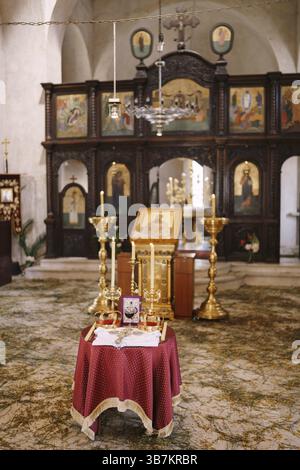 Kronleuchter vor dem Altar in der orthodoxen Kirche St. Sava in Tivat. Montenegro. Stockfoto