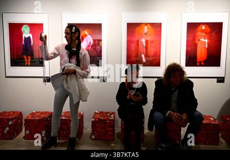 Prag, Tschechische Republik. Mai 2025. Der slowakische Fotograf Robert Vano eröffnete seine retrospektive Ausstellung und taufte gleichzeitig sein neues Buch im Prager Tanzhaus am 6. Mai 2025. Quelle: Roman Vondrous/CTK Photo/Alamy Live News Stockfoto