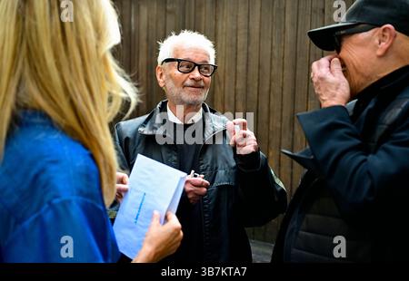 Prag, Tschechische Republik. Mai 2025. Der slowakische Fotograf Robert Vano eröffnete seine retrospektive Ausstellung und taufte gleichzeitig sein neues Buch im Prager Tanzhaus am 6. Mai 2025. Quelle: Roman Vondrous/CTK Photo/Alamy Live News Stockfoto