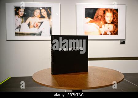 Prag, Tschechische Republik. Mai 2025. Der slowakische Fotograf Robert Vano eröffnete seine retrospektive Ausstellung und taufte gleichzeitig sein neues Buch im Prager Tanzhaus am 6. Mai 2025. Quelle: Roman Vondrous/CTK Photo/Alamy Live News Stockfoto