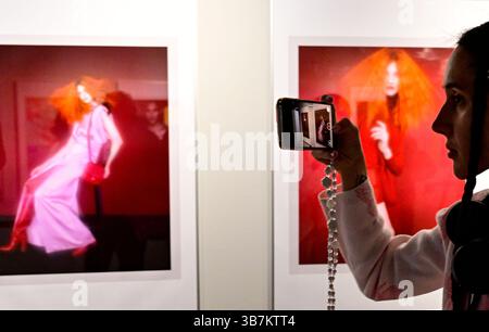 Prag, Tschechische Republik. Mai 2025. Der slowakische Fotograf Robert Vano eröffnete seine retrospektive Ausstellung und taufte gleichzeitig sein neues Buch im Prager Tanzhaus am 6. Mai 2025. Quelle: Roman Vondrous/CTK Photo/Alamy Live News Stockfoto