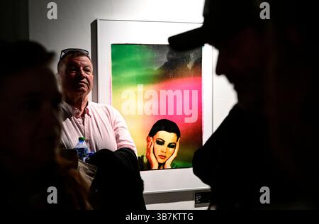 Prag, Tschechische Republik. Mai 2025. Der slowakische Fotograf Robert Vano eröffnete seine retrospektive Ausstellung und taufte gleichzeitig sein neues Buch im Prager Tanzhaus am 6. Mai 2025. Quelle: Roman Vondrous/CTK Photo/Alamy Live News Stockfoto