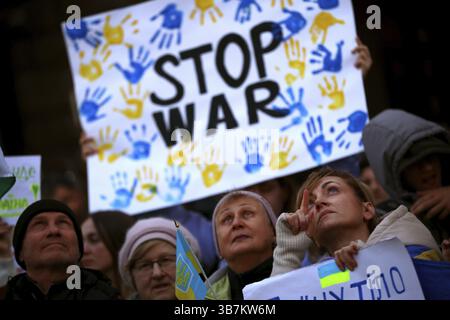 Sofia, Bulgarien - 24. März 2022: Eine Frau reagiert, als sie während einer Demonstration zur Unterstützung der Ukraine einen Monat nach der russischen Inv Stockfoto