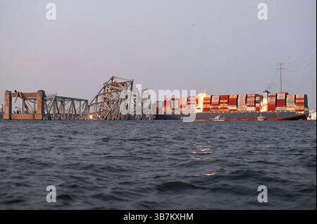 26. März 2024, Dundalk, MD, Vereinigte Staaten von Amerika: Der verschlungene Frachtträger MV Dali, ummantelt in den Stahlträgern der gestürzten Francis Scott Key Bridge, blockiert den Kanal Fort McHenry, 26. März 2024, nahe Dundalk, Maryland. Die Brücke wurde am 26. März von einem 984-Fuß-Containerschiff getroffen und stürzte zusammen, wobei sechs Arbeiter ums Leben kamen. (Bild: © Po3 Carmen Caver/US Coast/Planet Pix via ZUMA Press Wire) Stockfoto