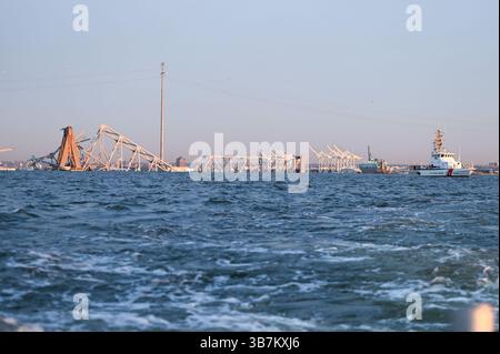 26. März 2024, Dundalk, MD, Vereinigte Staaten von Amerika: Der Cutter der US-Küstenwache Mako reagiert auf die zerfallene Francis Scott Key Bridge am Kanal von Fort McHenry, 26. März 2024, nahe Dundalk, Maryland. Die Brücke wurde am 26. März von einem 984-Fuß-Containerschiff getroffen und stürzte zusammen, wobei sechs Arbeiter ums Leben kamen. (Bild: © Po3 Carmen Caver/US Coast/Planet Pix via ZUMA Press Wire) Stockfoto