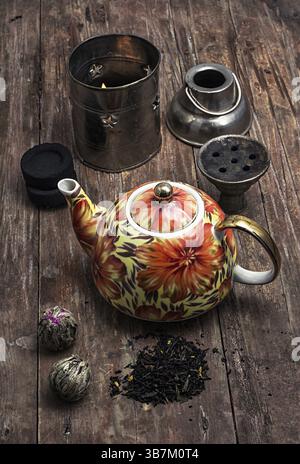 Details Wasserpfeife und trockene Elite-Teeblätter auf hölzernem Hintergrund. Das getönte Bild Stockfoto