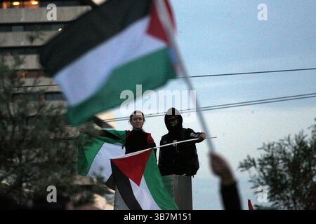 15. Mai 2024, Athen, Griechenland: Demonstranten skandieren Parolen außerhalb des israelischen Reiches in Athen. Proteste zum 76. Jahrestag der Nakba und zur Forderung nach einem Waffenstillstand in Gaza. (Foto: © Aristidis Vafeiadakis/ZUMA Press Wire) Stockfoto