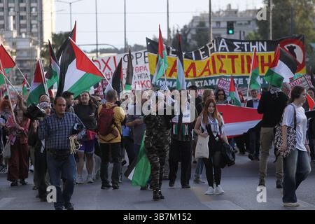 15. Mai 2024, Athen, Griechenland: Demonstranten skandieren Parolen außerhalb des israelischen Reiches in Athen. Proteste zum 76. Jahrestag der Nakba und zur Forderung nach einem Waffenstillstand in Gaza. (Foto: © Aristidis Vafeiadakis/ZUMA Press Wire) Stockfoto