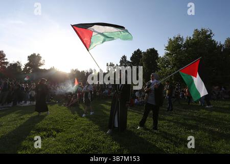 15. Mai 2024, Athen, Griechenland: Demonstranten skandieren Parolen außerhalb des israelischen Reiches in Athen. Proteste zum 76. Jahrestag der Nakba und zur Forderung nach einem Waffenstillstand in Gaza. (Foto: © Aristidis Vafeiadakis/ZUMA Press Wire) Stockfoto