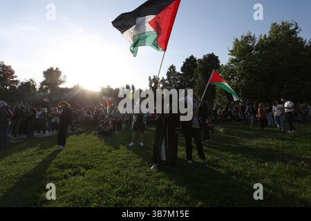 15. Mai 2024, Athen, Griechenland: Demonstranten skandieren Parolen außerhalb des israelischen Reiches in Athen. Proteste zum 76. Jahrestag der Nakba und zur Forderung nach einem Waffenstillstand in Gaza. (Foto: © Aristidis Vafeiadakis/ZUMA Press Wire) Stockfoto