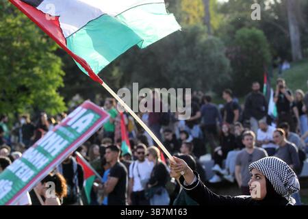 15. Mai 2024, Athen, Griechenland: Demonstranten skandieren Parolen außerhalb des israelischen Reiches in Athen. Proteste zum 76. Jahrestag der Nakba und zur Forderung nach einem Waffenstillstand in Gaza. (Foto: © Aristidis Vafeiadakis/ZUMA Press Wire) Stockfoto