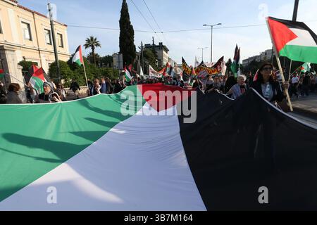 15. Mai 2024, Athen, Griechenland: Demonstranten skandieren Parolen außerhalb des israelischen Reiches in Athen. Proteste zum 76. Jahrestag der Nakba und zur Forderung nach einem Waffenstillstand in Gaza. (Foto: © Aristidis Vafeiadakis/ZUMA Press Wire) Stockfoto
