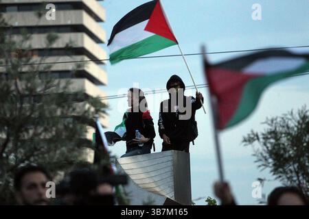 15. Mai 2024, Athen, Griechenland: Demonstranten skandieren Parolen außerhalb des israelischen Reiches in Athen. Proteste zum 76. Jahrestag der Nakba und zur Forderung nach einem Waffenstillstand in Gaza. (Foto: © Aristidis Vafeiadakis/ZUMA Press Wire) Stockfoto