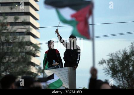 15. Mai 2024, Athen, Griechenland: Demonstranten skandieren Parolen außerhalb des israelischen Reiches in Athen. Proteste zum 76. Jahrestag der Nakba und zur Forderung nach einem Waffenstillstand in Gaza. (Foto: © Aristidis Vafeiadakis/ZUMA Press Wire) Stockfoto