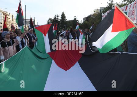 15. Mai 2024, Athen, Griechenland: Demonstranten skandieren Parolen außerhalb des israelischen Reiches in Athen. Proteste zum 76. Jahrestag der Nakba und zur Forderung nach einem Waffenstillstand in Gaza. (Foto: © Aristidis Vafeiadakis/ZUMA Press Wire) Stockfoto