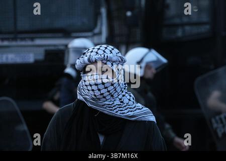 15. Mai 2024, Athen, Griechenland: Demonstranten skandieren Parolen außerhalb des israelischen Reiches in Athen. Proteste zum 76. Jahrestag der Nakba und zur Forderung nach einem Waffenstillstand in Gaza. (Foto: © Aristidis Vafeiadakis/ZUMA Press Wire) Stockfoto