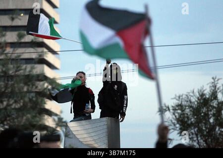 15. Mai 2024, Athen, Griechenland: Demonstranten skandieren Parolen außerhalb des israelischen Reiches in Athen. Proteste zum 76. Jahrestag der Nakba und zur Forderung nach einem Waffenstillstand in Gaza. (Foto: © Aristidis Vafeiadakis/ZUMA Press Wire) Stockfoto