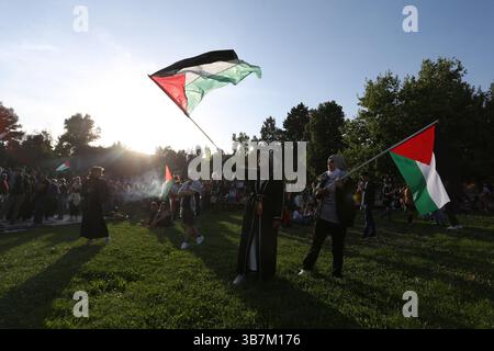 15. Mai 2024, Athen, Griechenland: Demonstranten skandieren Parolen außerhalb des israelischen Reiches in Athen. Proteste zum 76. Jahrestag der Nakba und zur Forderung nach einem Waffenstillstand in Gaza. (Foto: © Aristidis Vafeiadakis/ZUMA Press Wire) Stockfoto