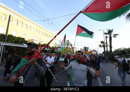 15. Mai 2024, Athen, Griechenland: Demonstranten skandieren Parolen außerhalb des israelischen Reiches in Athen. Proteste zum 76. Jahrestag der Nakba und zur Forderung nach einem Waffenstillstand in Gaza. (Foto: © Aristidis Vafeiadakis/ZUMA Press Wire) Stockfoto