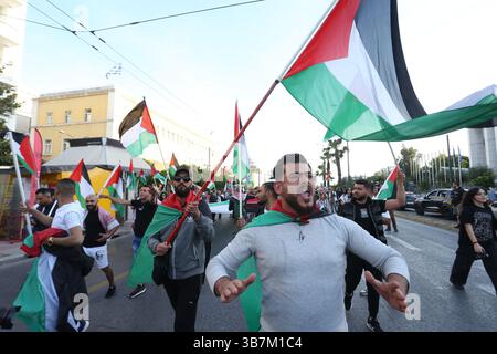 15. Mai 2024, Athen, Griechenland: Demonstranten skandieren Parolen außerhalb des israelischen Reiches in Athen. Proteste zum 76. Jahrestag der Nakba und zur Forderung nach einem Waffenstillstand in Gaza. (Foto: © Aristidis Vafeiadakis/ZUMA Press Wire) Stockfoto