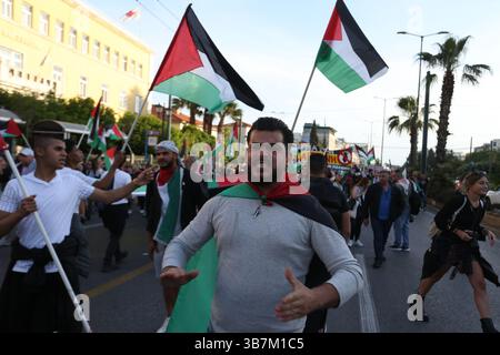 15. Mai 2024, Athen, Griechenland: Demonstranten skandieren Parolen außerhalb des israelischen Reiches in Athen. Proteste zum 76. Jahrestag der Nakba und zur Forderung nach einem Waffenstillstand in Gaza. (Foto: © Aristidis Vafeiadakis/ZUMA Press Wire) Stockfoto