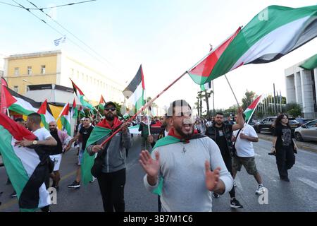 15. Mai 2024, Athen, Griechenland: Demonstranten skandieren Parolen außerhalb des israelischen Reiches in Athen. Proteste zum 76. Jahrestag der Nakba und zur Forderung nach einem Waffenstillstand in Gaza. (Foto: © Aristidis Vafeiadakis/ZUMA Press Wire) Stockfoto