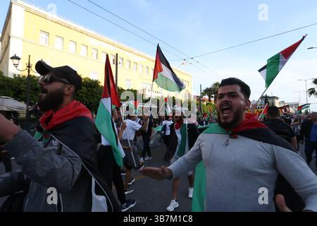 15. Mai 2024, Athen, Griechenland: Demonstranten skandieren Parolen außerhalb des israelischen Reiches in Athen. Proteste zum 76. Jahrestag der Nakba und zur Forderung nach einem Waffenstillstand in Gaza. (Foto: © Aristidis Vafeiadakis/ZUMA Press Wire) Stockfoto